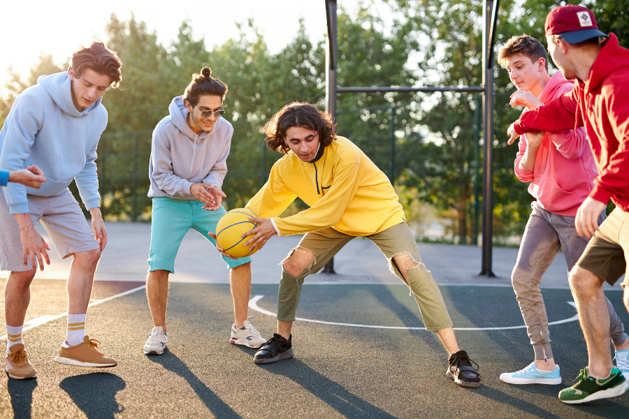 Jovens jogando uma partida de basquete.